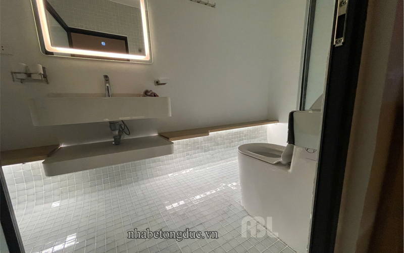 lắp thiết bị vệ sinh cho nhà bê tông đúc