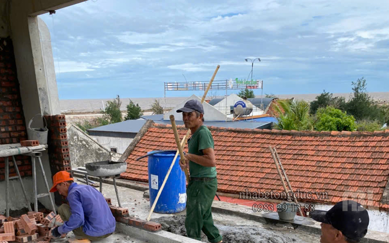 Khung nhà bê tông đúc sẵn ABL V01 sau khi lắp đặt trên tầng mái công trình hiện hữu